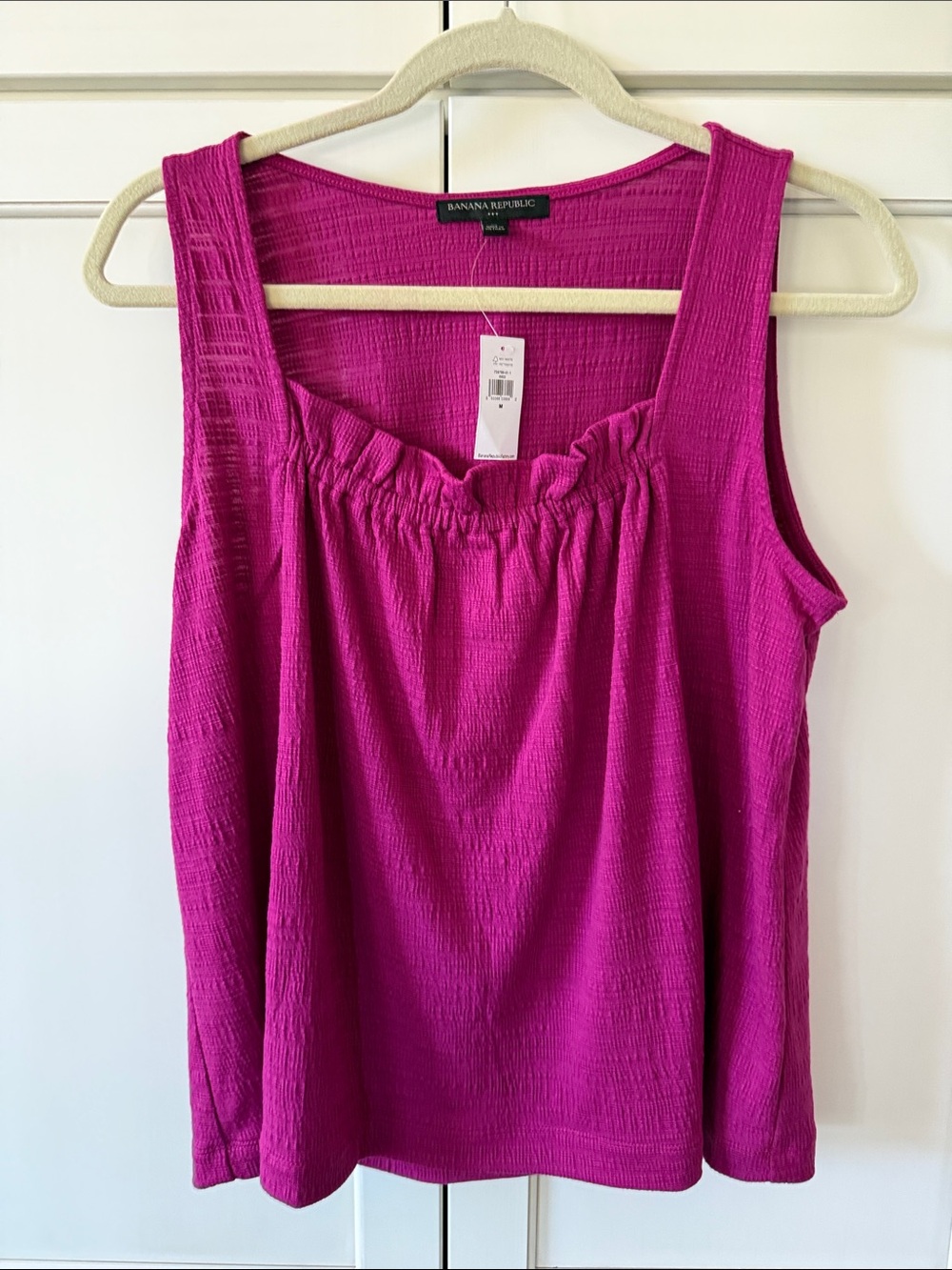 Banana Republic  Fuchsia Textured Sleeveless Tank. Size Medium
